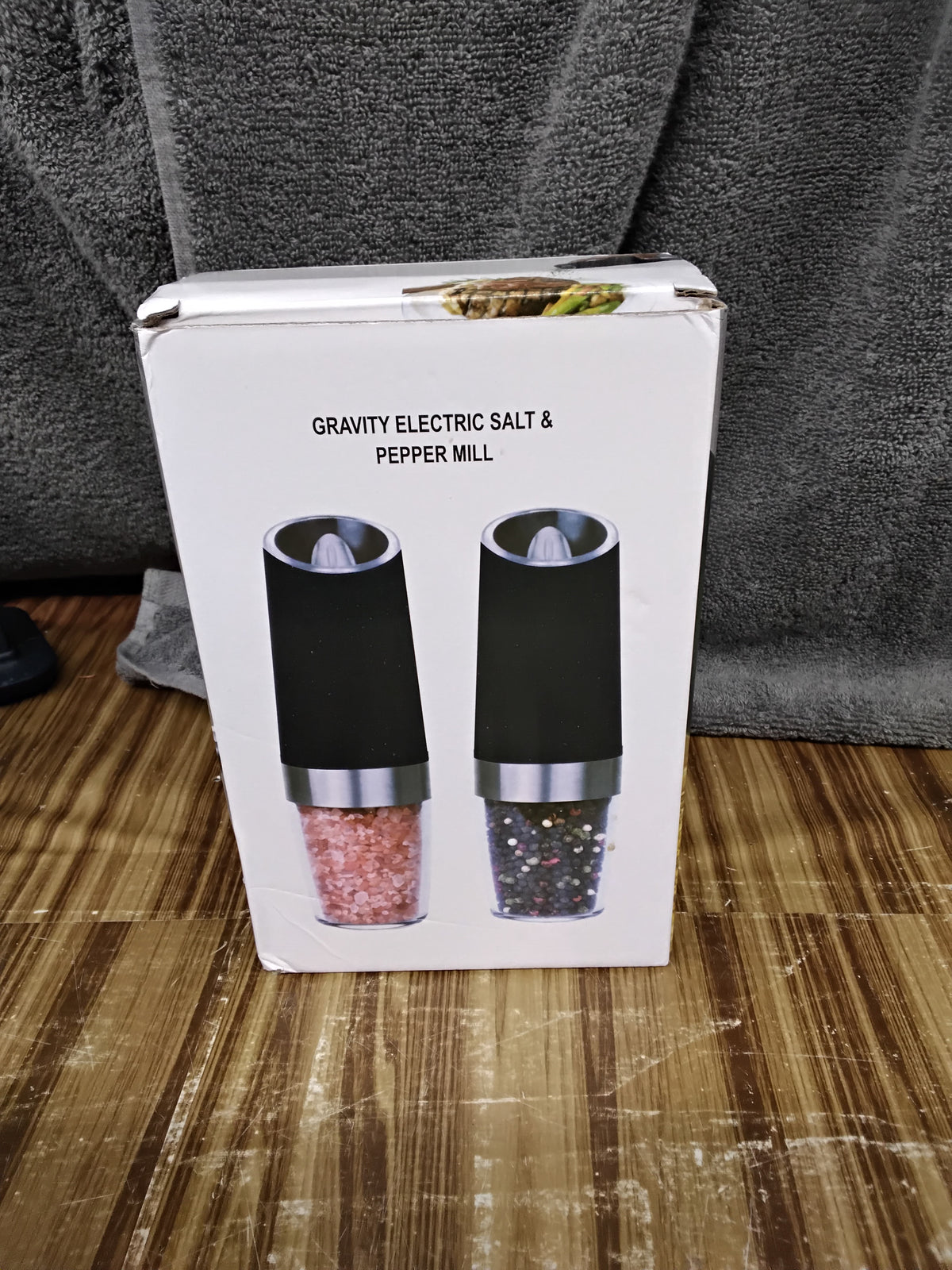 Gravity electric salt and pepper mill