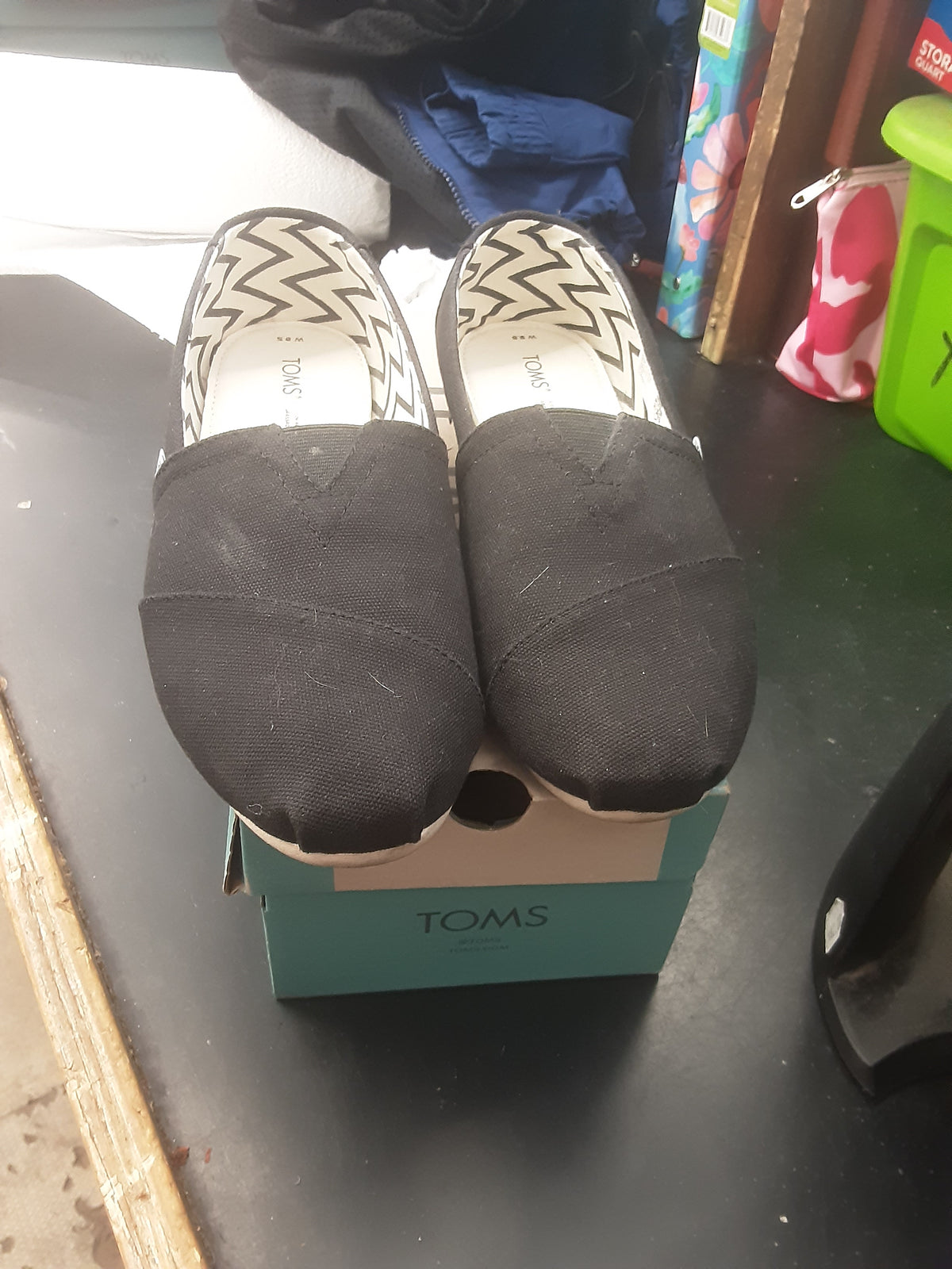 Tom's women's shoes size 9.5